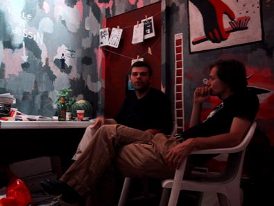 Morgan des Requins Marteaux et Baladi dans la fabrique à fanzine d’Atrabile.