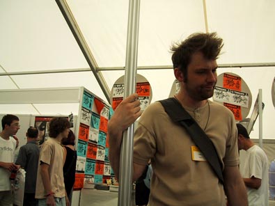 Chritophe Poot. Derrière c’est le Supermarché Ferraille.