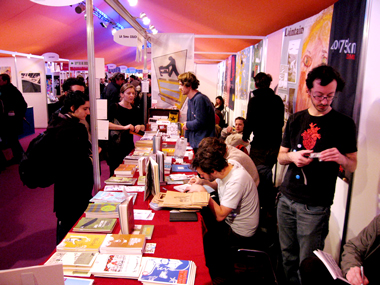 le stand Wallonie-Bruxelles, à droite, Bert a mis son t-shirt Sai Comics