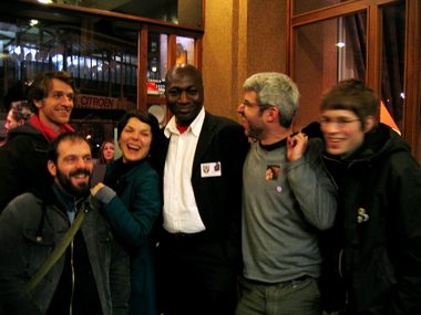 photo de groupe à l’entrée de l’hôtel Mercure