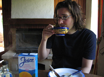 David prend son petit déjeuner