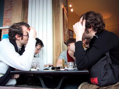 Sacha Goerg, Bert, Stéphane Noël, David Libens et David Scrima au petit-déjeuner.