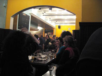 Le vernissage du côté du bar