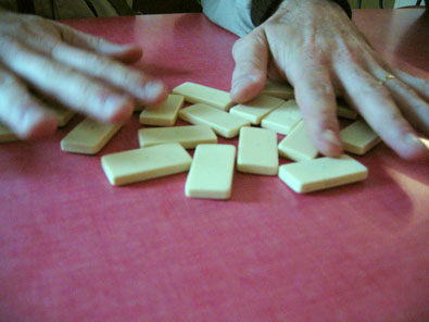 On sent la fin du festival venir... Jonathan lance une partie de dominos