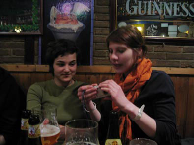 Sarah et Karine (Frmk Sud). La soirée de vendredi s’achève au Moeder Lambic.