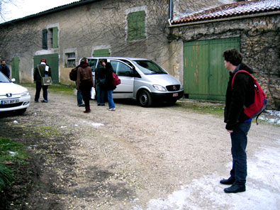 La cour de la ferme où l’employé loge avec la Chose, les Taupes, Habes Corpus ....