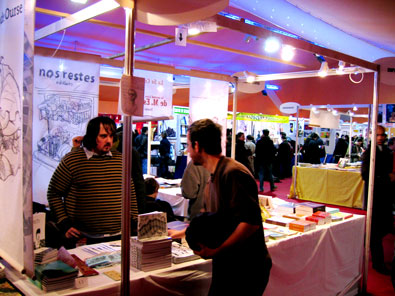 Le stand Wallonie-Bruxelles, avec Alex De Motté et Carl Roossens de Nos restes