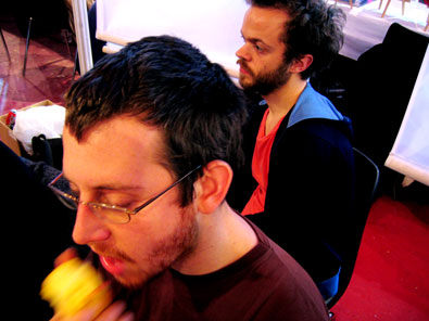 Carl mange une pomme