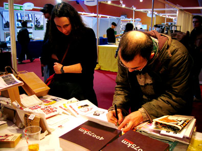 Hélène et Otto T font leurs emplettes pour la librairie poitevine Le Feu Rouge