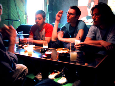 Jurg, Sacha et David au bar VIP.