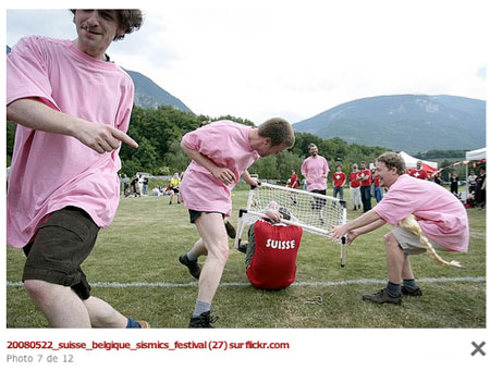 Laurent Dandoy, REnaud Deheyn et tout derrière, Christophe Poot, jouent au foot lors du&nbsp;(…)