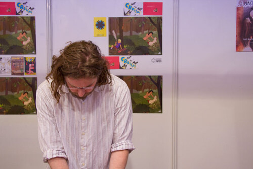 David installe la table côté fanzine