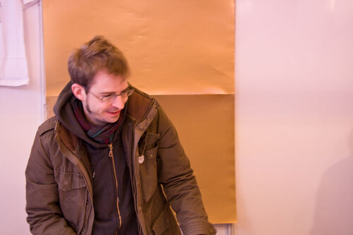 Sebastien Lumineau installe la déco des Taupes de l’Espace