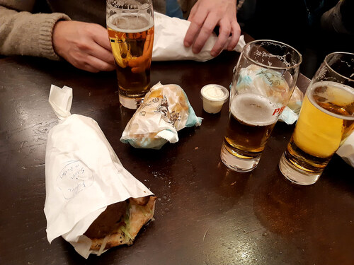 Première soirée dans un bar où on peut manger des choses qui ne viennent pas du bar.