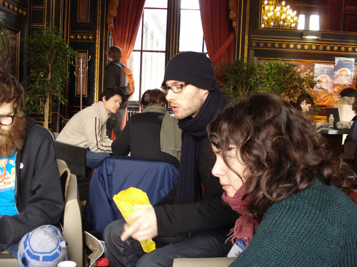 ...avant l’ouverture des stands.