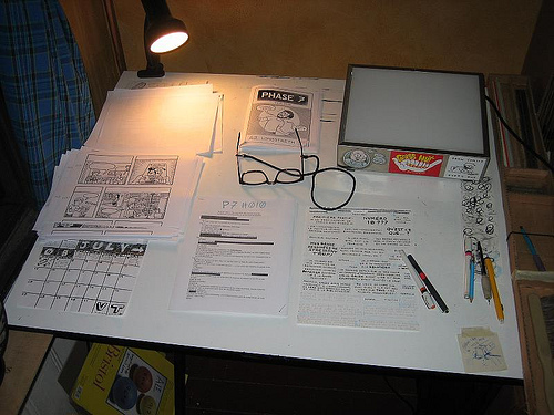 Avec le comix d’origine, il essaye de comprendre ce qu’il écrit